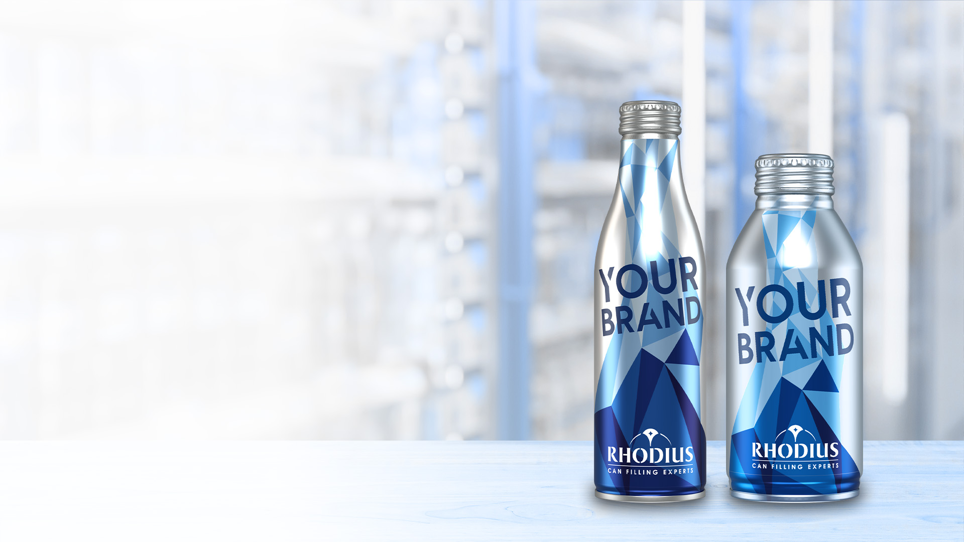 Zwei bedruckte Alu Bottles vor der Produktionsstätte von RHODIUS.