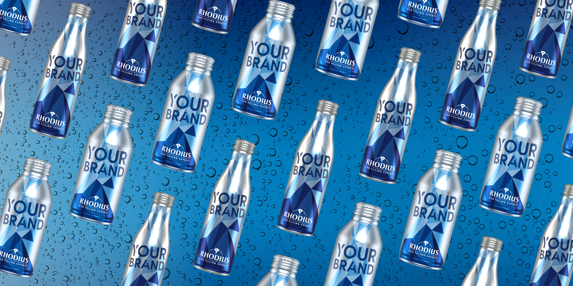 Mockup mehrerer Alu Bottles mit RHODIUS-Bedruckung.